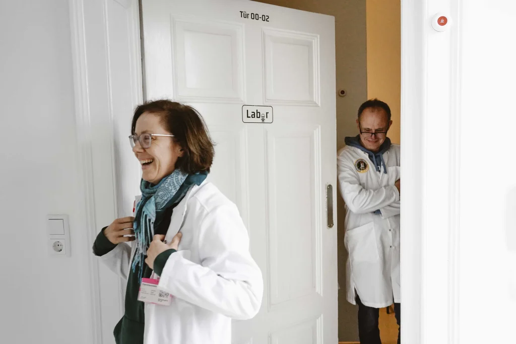 Mitarbeitende kommen freudig nach dem Spiel aus dem KI-EscapeRoom